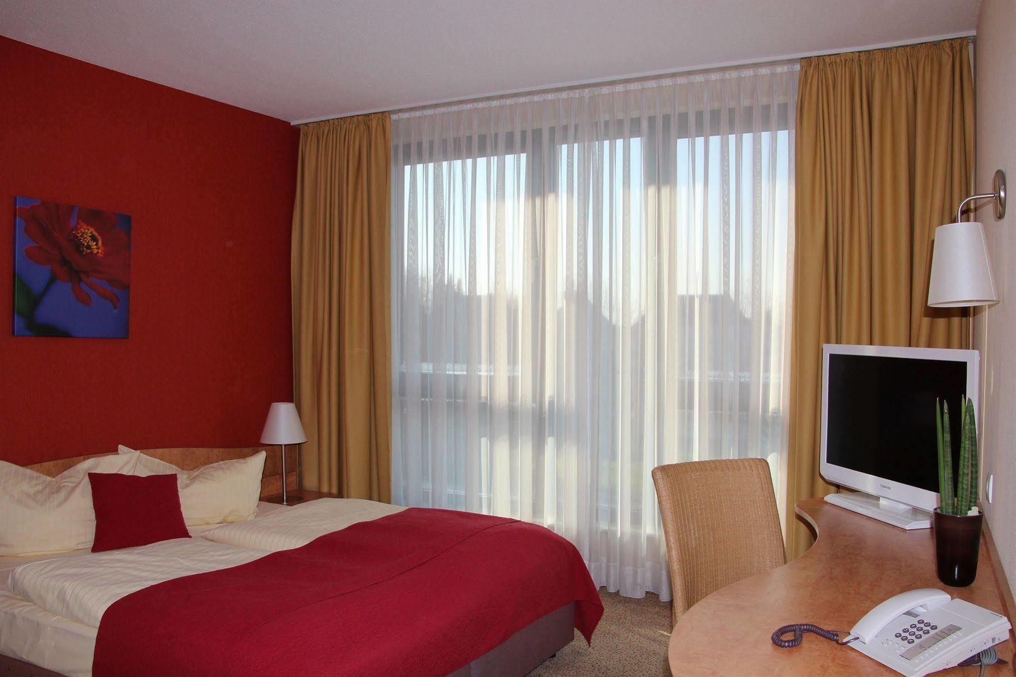 קסטרופ-ראוקסל Eurostar Hotel מראה חיצוני תמונה